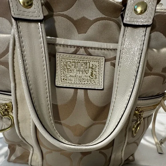 Coach Bucket Style Signature logo with Heart Accents - Picture 2 of 15